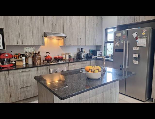 3 BEDROOM HOUSE FOR SALE IN MIDSTREAM ESTATE